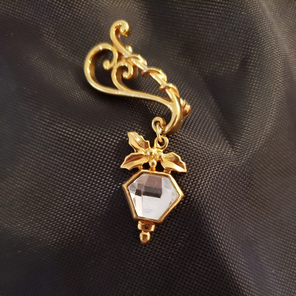 Pretty lantern goldtone holiday pin